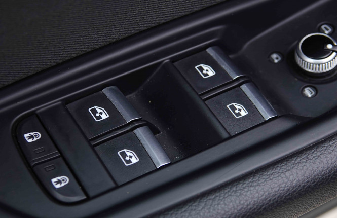 AUDI_AUDI_A4_2655251_22.jpg AUDI_AUDI_A4_2655251_22.jpg