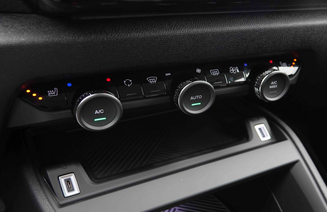 CITROEN_CITROEN_C4_2549646_15.jpg CITROEN_CITROEN_C4_2549646_15.jpg