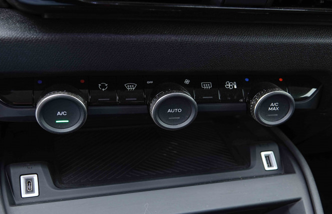 CITROEN_CITROEN_C4_2654904_13.jpg CITROEN_CITROEN_C4_2654904_13.jpg