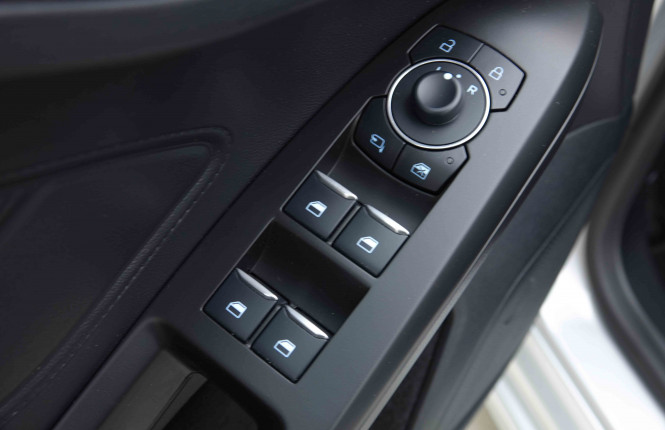 FORD_FORD_FOCUS_2654355_20.jpg FORD_FORD_FOCUS_2654355_20.jpg