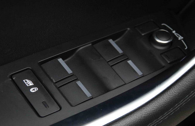 JAGUAR_JAGUAR_XE_2654332_24.jpg