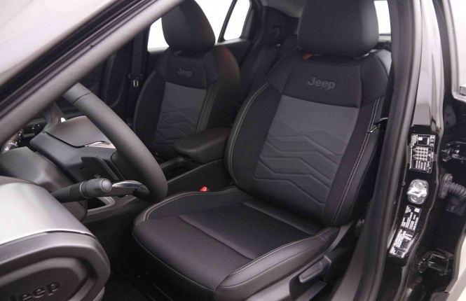 JEEP_JEEP_AVENGER_2550209_6.jpg JEEP_JEEP_AVENGER_2550209_6.jpg