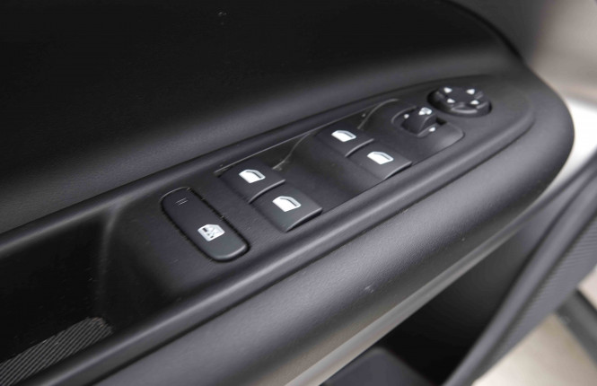 JEEP_JEEP_AVENGER_2653795_18.jpg JEEP_JEEP_AVENGER_2653795_18.jpg