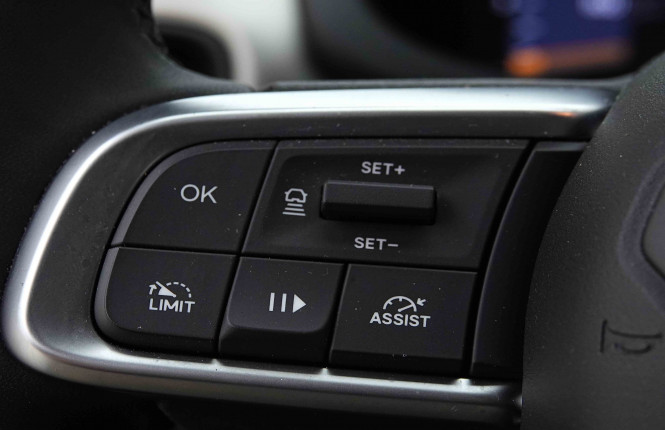 JEEP_JEEP_AVENGER_2654718_18.jpg JEEP_JEEP_AVENGER_2654718_18.jpg