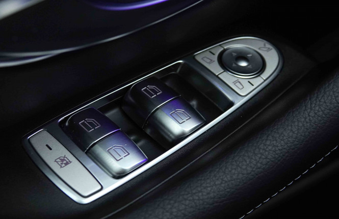 MERCEDES_MERCEDES_EKLASSE_2654598_26.jpg