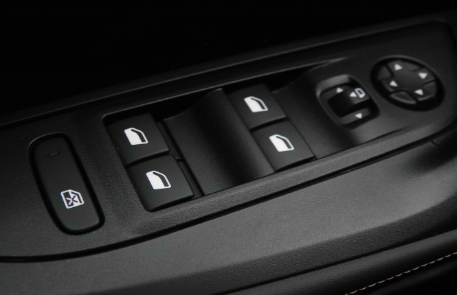 PEUGEOT_PEUGEOT_2008_2652238_75.jpg