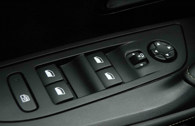 PEUGEOT_PEUGEOT_2008_2654727_73.jpg