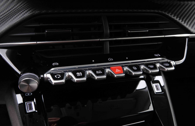 PEUGEOT_PEUGEOT_208_2548515_12.jpg