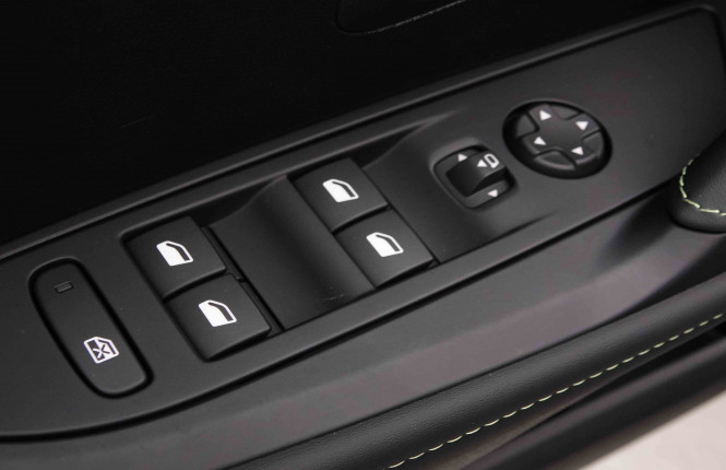 PEUGEOT_PEUGEOT_208_2652130_21.jpg