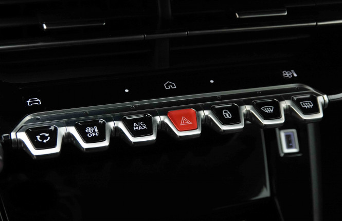 PEUGEOT_PEUGEOT_208_2653252_13.jpg