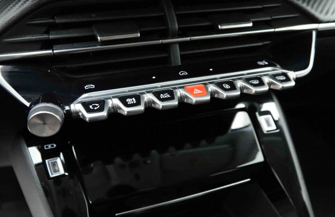 PEUGEOT_PEUGEOT_208_2653256_12.jpg