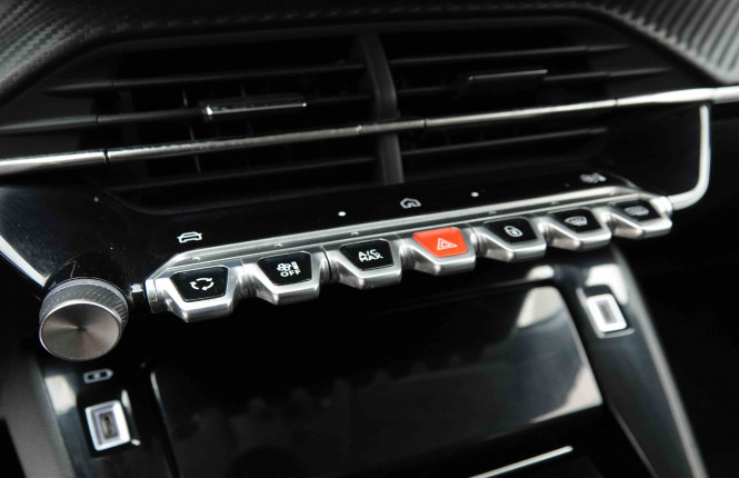 PEUGEOT_PEUGEOT_208_2653269_12.jpg