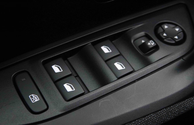 PEUGEOT_PEUGEOT_E_2008_2652307_20.jpg PEUGEOT_PEUGEOT_E_2008_2652307_20.jpg