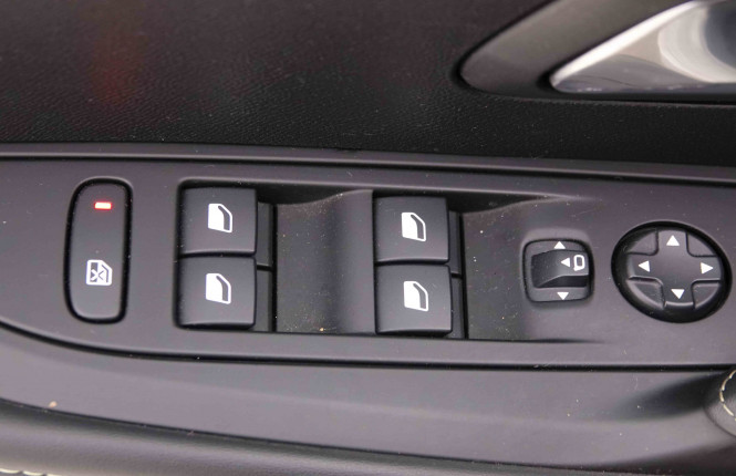 PEUGEOT_PEUGEOT_E_208_2652516_21.jpg PEUGEOT_PEUGEOT_E_208_2652516_21.jpg