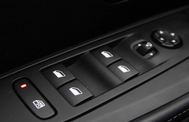 PEUGEOT_PEUGEOT_E_208_2652516_76.jpg PEUGEOT_PEUGEOT_E_208_2652516_76.jpg