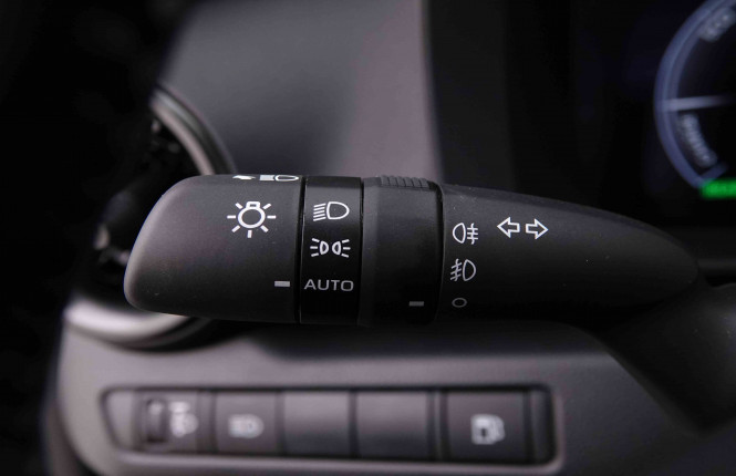 TOYOTA_TOYOTA_C_HR_2547873_15.jpg