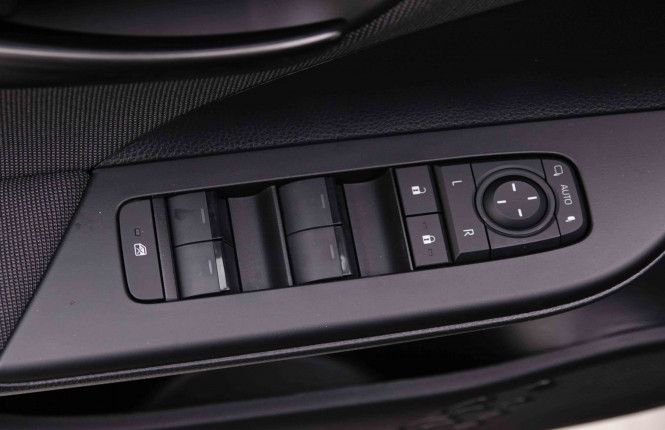 TOYOTA_TOYOTA_C_HR_2547873_19.jpg