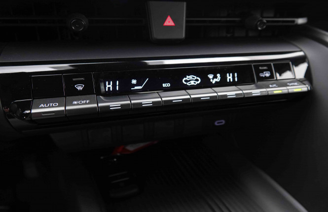 TOYOTA_TOYOTA_C_HR_2550782_11.jpg