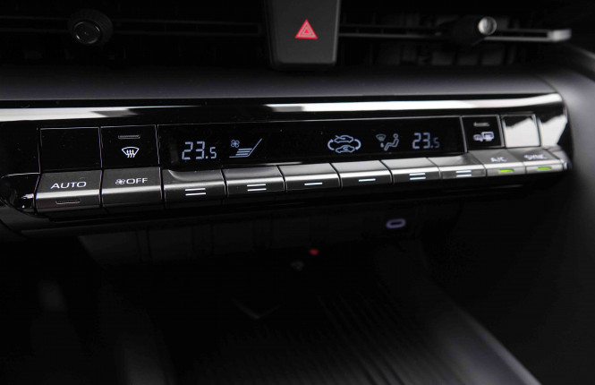 TOYOTA_TOYOTA_C_HR_2550788_11.jpg