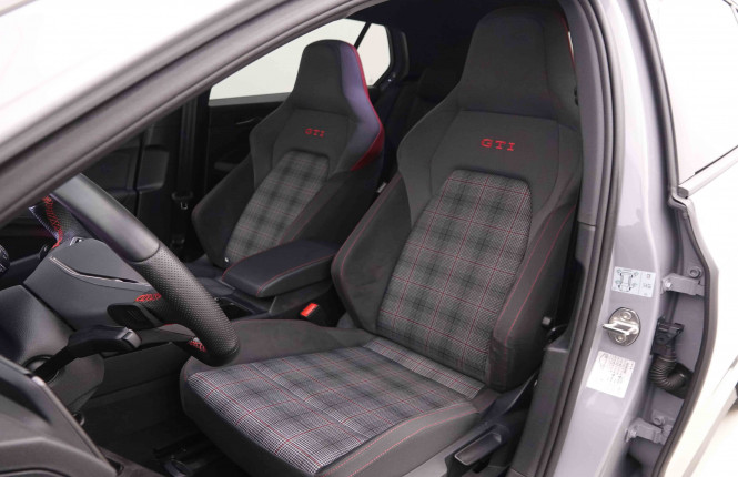VOLKSWAGEN_VOLKSWAGEN_GOLF GTI_2549349_6.jpg