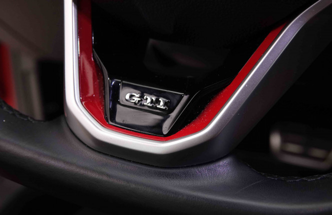 VOLKSWAGEN_VOLKSWAGEN_GOLF GTI_2549458_23.jpg