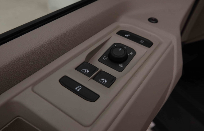VOLKSWAGEN_VOLKSWAGEN_MULTIVAN_2550194_24.jpg