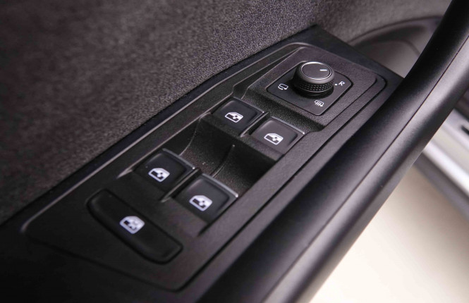 VOLKSWAGEN_VOLKSWAGEN_T_ROC_2550495_22.jpg