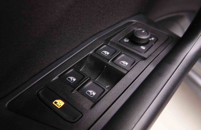 VOLKSWAGEN_VOLKSWAGEN_T_ROC_2550530_21.jpg