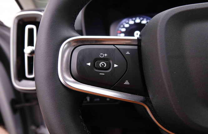 VOLVO_VOLVO_XC40_2549022_20.jpg