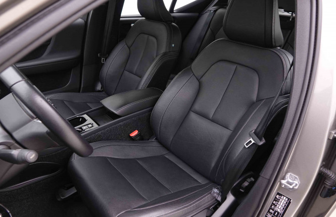 VOLVO_VOLVO_XC40_2549301_7.jpg