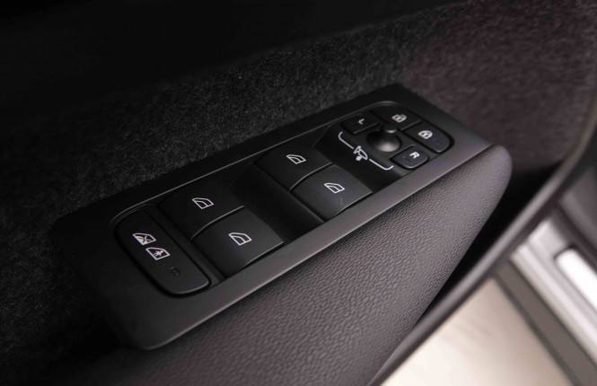 VOLVO_VOLVO_XC40_2549751_21.jpg