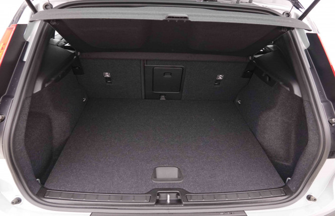 VOLVO_VOLVO_XC40_2549751_5.jpg