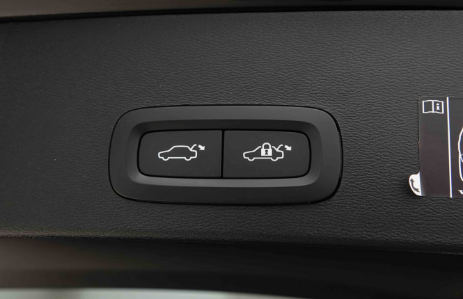 VOLVO_VOLVO_XC40_2653459_6.jpg