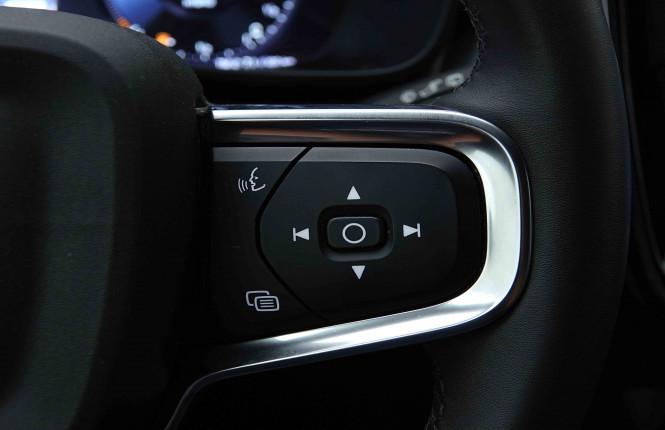 VOLVO_VOLVO_XC40_2655340_18.jpg