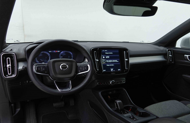 VOLVO_VOLVO_XC40_2655340_8.jpg